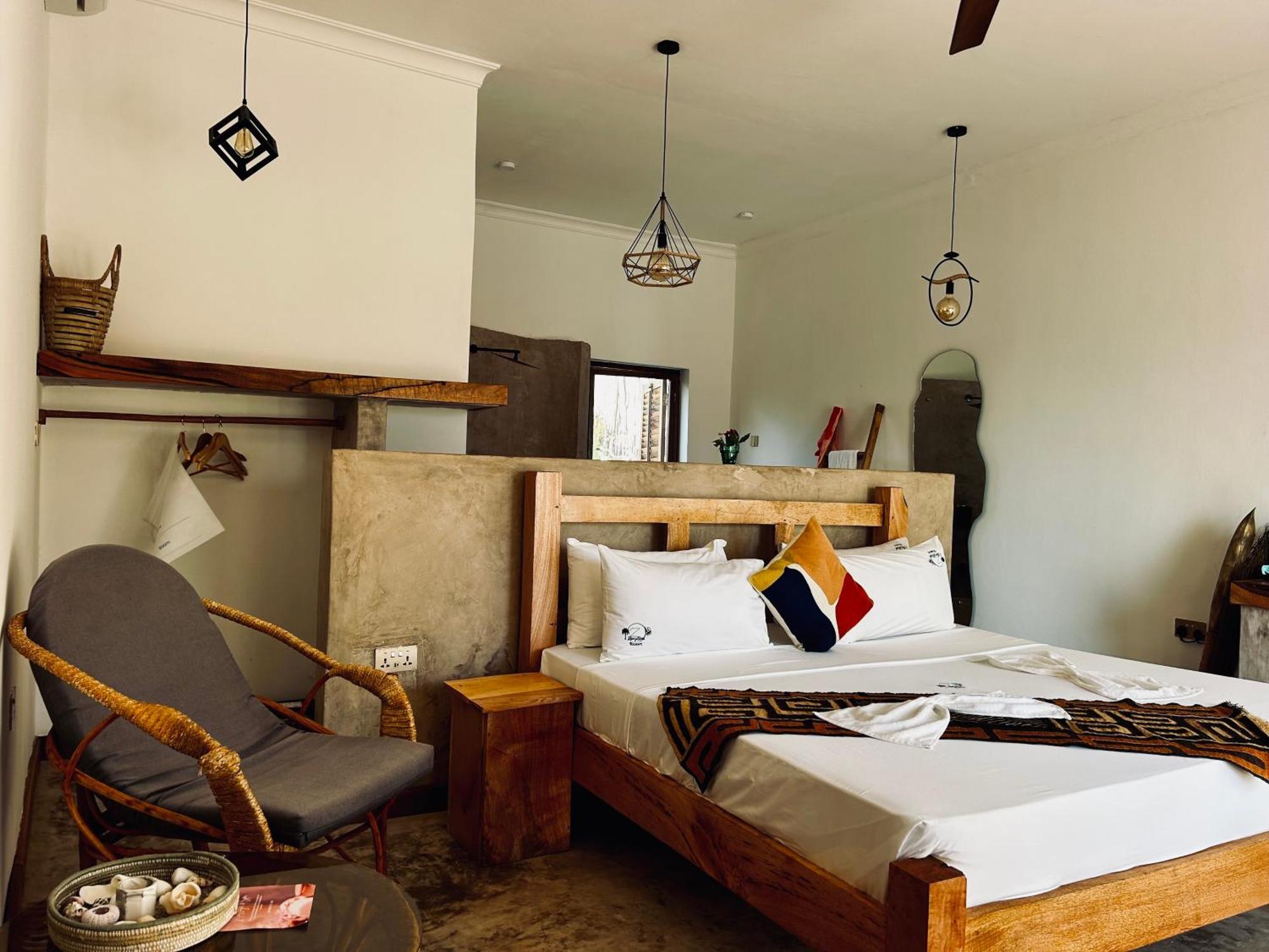 Habitación con cama extragrande y vistas al mar